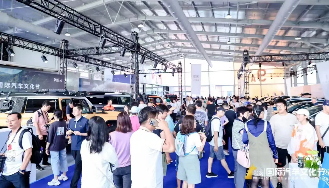 观众在车展现场近距离体验展车,一站式比价,高效选车