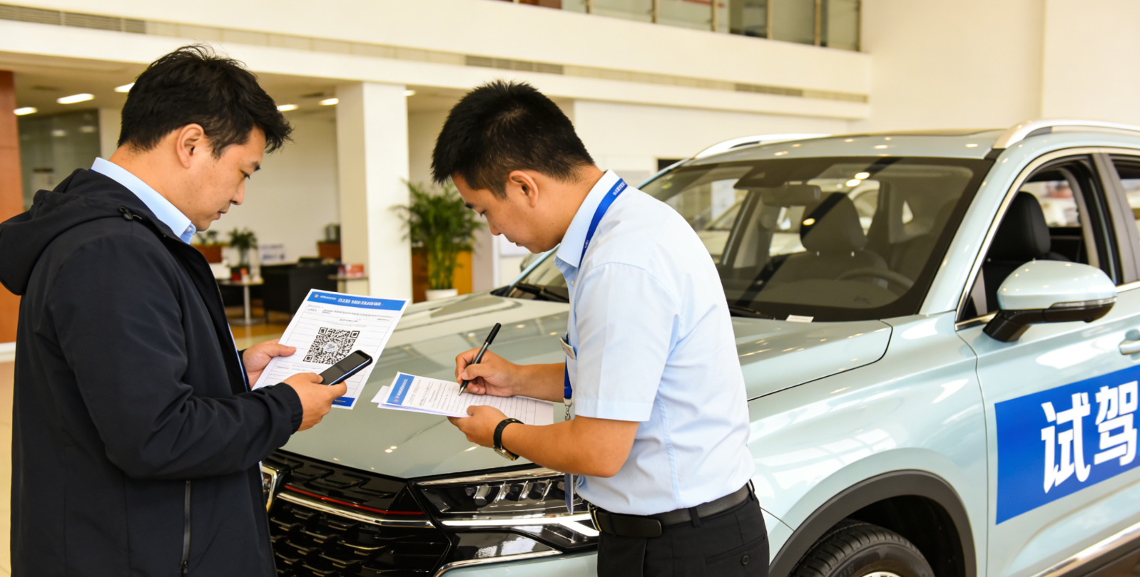 观众在车展现场扫码填写资料，预约试驾心仪车型