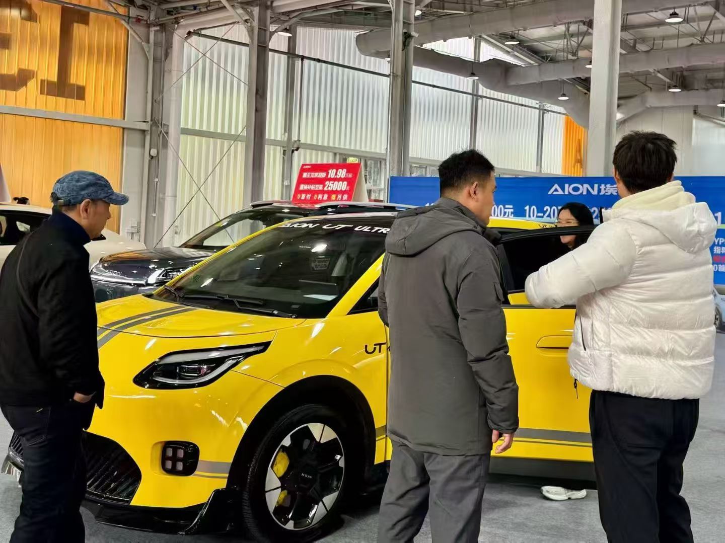 车展现场购车优惠，背景可见限时特惠展板