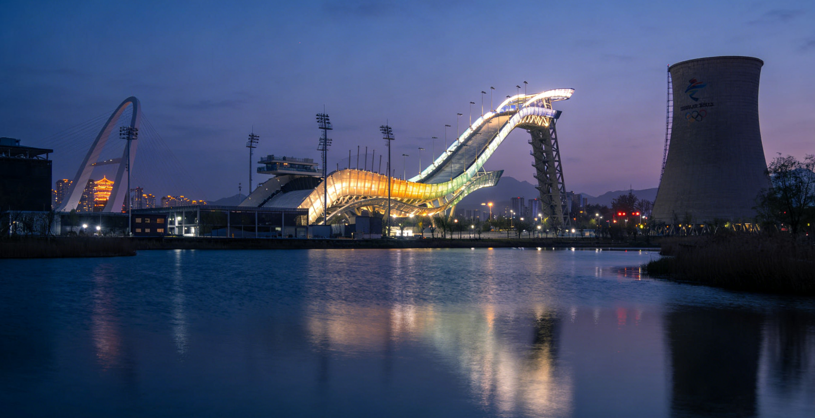 首钢园群明湖，湖面倒映工业遗存，适合散步拍照