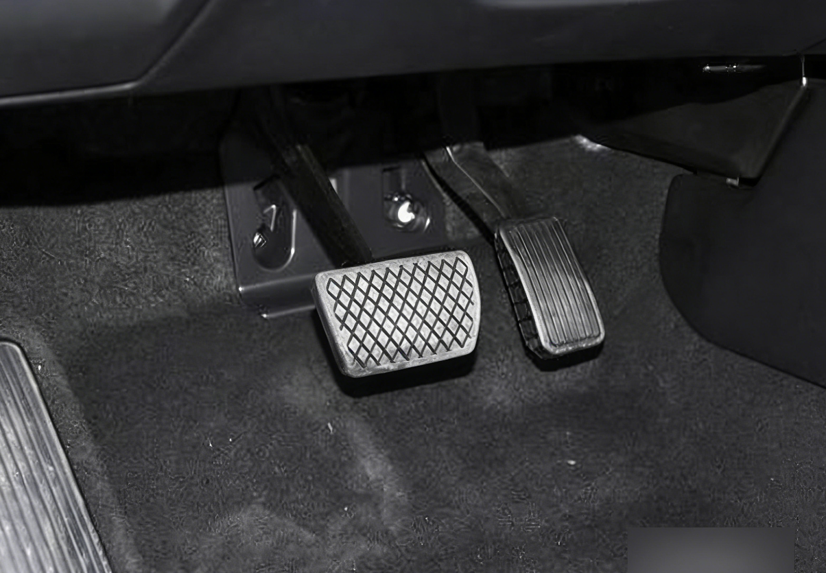 汽车刹车踏板与油门踏板高度对比，刹车踏板高出约20毫米