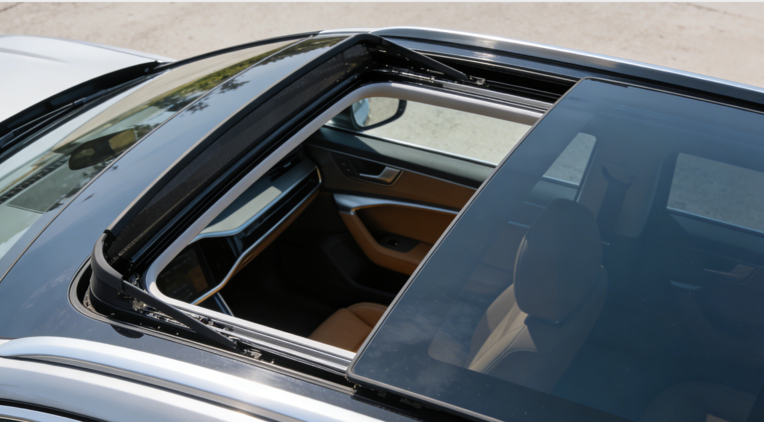 汽车天窗开启状态，具有通风换气、快速降温、紧急逃生等多重功能