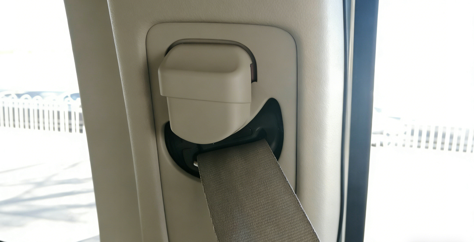 汽车B柱安全带高度调节装置，可根据身高调整舒适位置