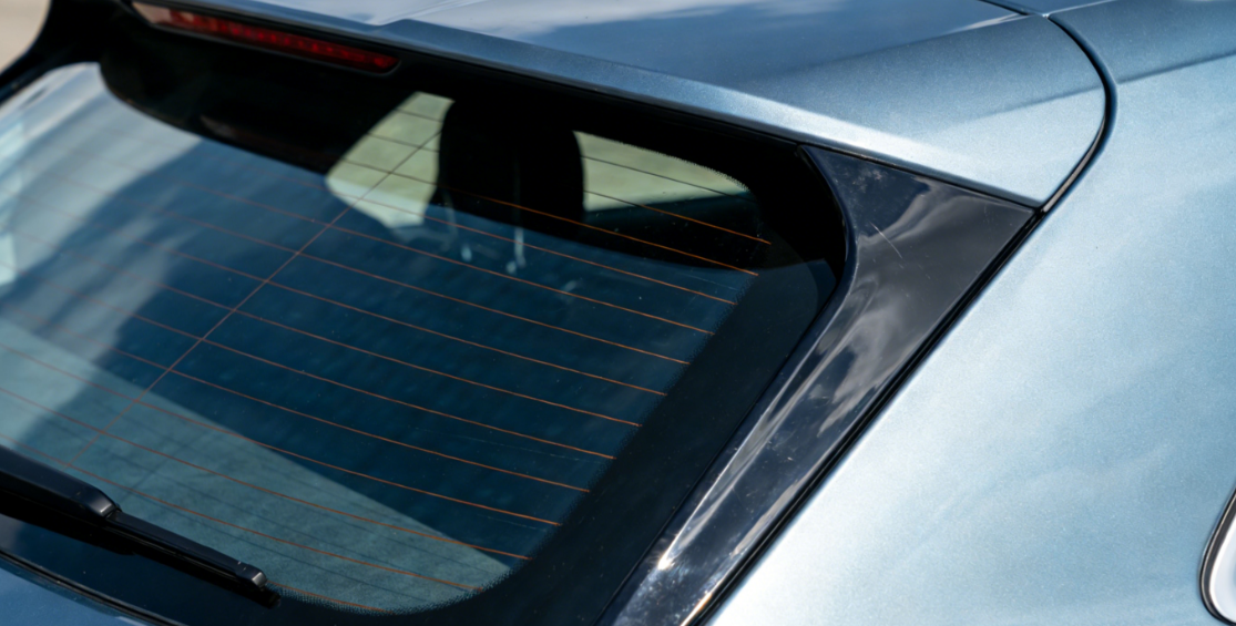汽车后风挡玻璃上的电热丝线条，用于加热除霜