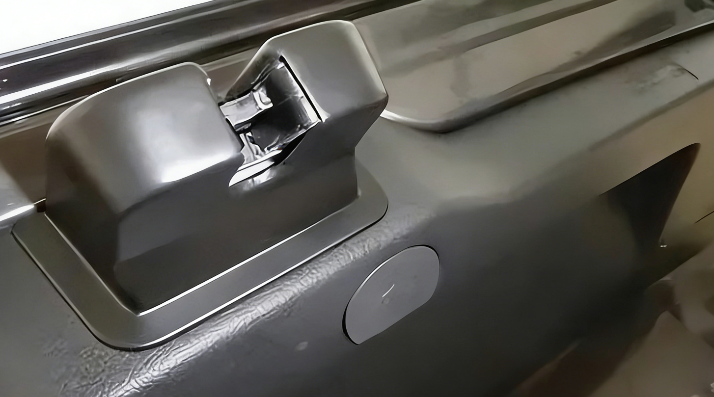 汽车后备箱紧急逃生开关，位于锁芯附近，紧急情况下可从内部打开