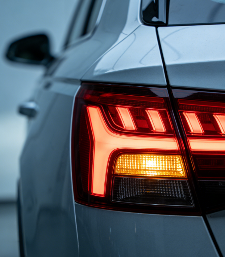 汽车单侧后雾灯点亮，符合法规设计，避免与刹车灯混淆
